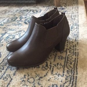 Solanz Brown Booties Size 8 ***never worn